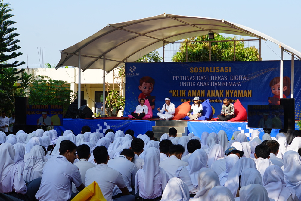 Gambar: Menteri Komunikasi dan Digital Meutya Hafid bersama Gubernur Jawa Barat Dedi Mulyadi dan Kepala BPSDM Kemenkomdigi Bonifasius Wahyu Pujianto hadir di kegiatan Sosialisasi PP Tunas dan Literasi Digital untuk Anak dan Remaja bertajuk Klik Aman, Anak Nyaman: Bijak Gawai, Cerdas Online, Rabu (14/05/2025)