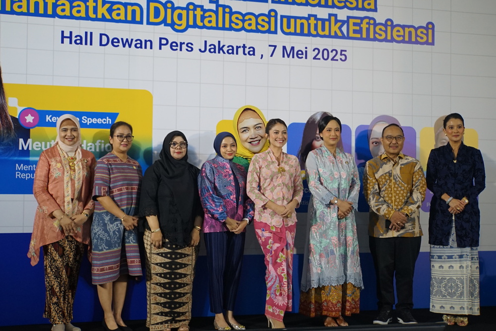 Gambar: Kepala Badan BSPDM Bonifacius Wahyu Pudjianto, bersama Ketua DWP Ilma Nugrahani, Penasehat Dharma Wanita Persatuan Kementerian Komdigi, Indri Angga Prabowo, Ketua dan Penasehat Dharma Wanita Persatuan Kementerian Lembaga dan Dharma Wanita Persatuan Pusat, serta rekan-rekan Dharma Wanita Persatuan Kementerian Komdigi, Praktisi Literasi Digital Marcella Zalianty, dan Certified Financial Planner Annisa Steviani dalam acara Keamanan Digital untuk Perempuan dan Anak, dengan tema Strategi Perempuan Indonesia Memanfaatkan Digitalisasi untuk Efisiensi, di Jakarta, Rabu (07/05/2025).