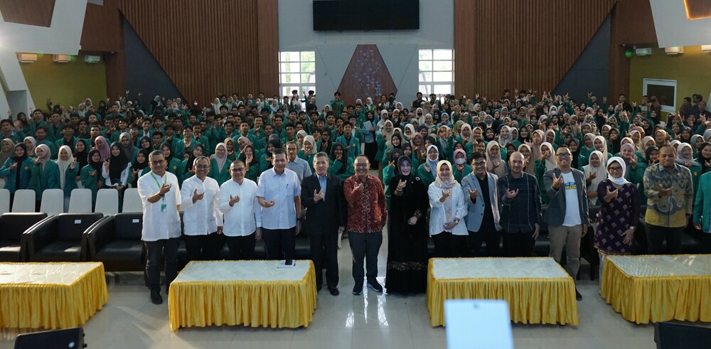 Gambar: Kepala BPSDM Komdigi Bonifacius Wahyu Pudjianto, Kepala Pusbang Literasi Digital Rizki Ameliah, Walikota Banda Aceh Illiza Sa’aduddin Djamal, Rektor Universitas Syiah Kuala Prof. Marwan bersama mahasiswa Universitas Syiah Kuala dalam acara “Generasi Cerdas Digital: Jaga Keamanan di Dunia Digital dan Anti Judi Online” yang berlangsung di Universitas Syiah Kuala, Banda Aceh, Nanggroe Aceh Darussalam (21/03/2025).