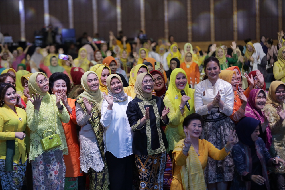 Gambar: Kepala Pusbang Literasi Digital Rizki Ameliah bersama  Ketua Komisi X DPR RI Hetifah Sjaifudian bersama 500 peserta acara, “Dialog Perempuan Berdaya di Era Digital untuk Indonesia Maju” di Jakarta Barat 21 April 2025.