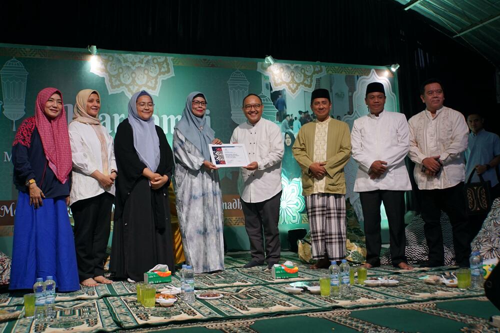 Gambar: Kepala BPSDM Komdigi Bonifacius Wahyu Pudjianto bersama perwakilan Yayasan Pengembangan Sumber Daya Manusia dalam acara Literasi Digital &amp; Buka Puasa Bersama di Madrasah Aliyah Dayah Ruhul Islam Anak Bangsa tanggal 21 Maret 2025.