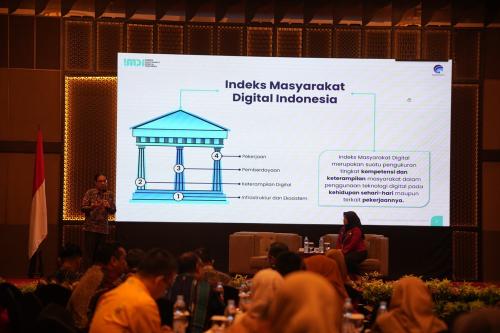 Pemaparan hasil pengukuran IMDI Tahun 2023 di Provinsi Jawa Timur oleh Kepala Puslitbang Aptika dan IKP, Bapak Dr. Eng. Said Mirza Pahlevi.