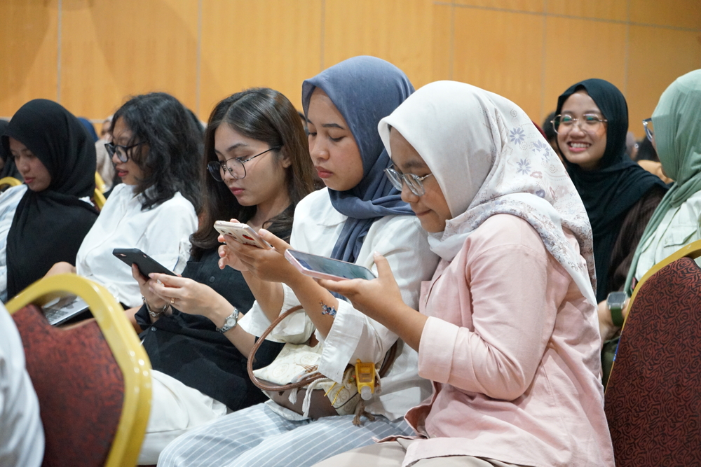 Gambar: Peserta Penguatan Pemahaman Literasi Digital dan Keterampilan Digital Dasar: Pelatihan Social Media Optimization yang digelar oleh Kementerian Komunikasi dan Digital (Kemkomdigi) melalui Pusat Pengembangan Literasi Digital di Politeknik Negeri Jakarta (PNJ), Depok, Jawa Barat (08/1/2025).