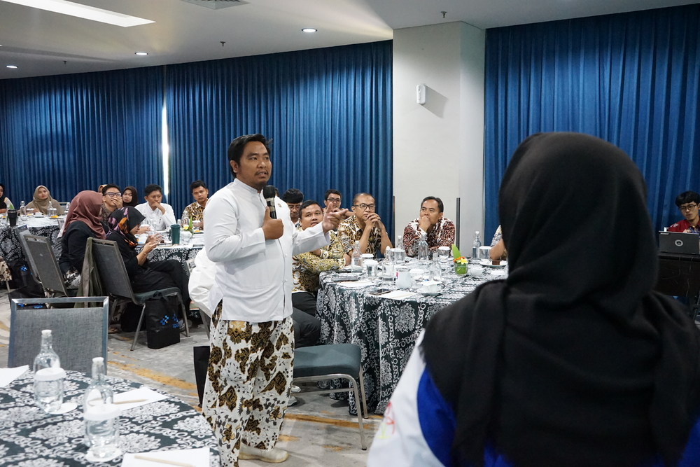Gambar: Sesi pemaparan materi dalam Kegiatan Literasi Digital untuk ASN di Lingkungan Pemerintahan Daerah Kabupaten Cirebon, Etika dan Budaya Digital di Era AI, di Cirebon, Kamis (16/10/2025).