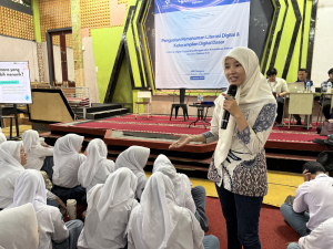 Sesi Pelatihan Copywriting dengan menggunakan AI dengan Verra Rousmawati dari Edukasi4ID di SMK TI Dwiguna, Depok, Jawa Barat (07/10/2025).