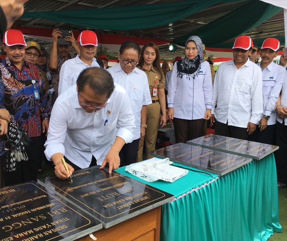 Gambar: Menkominfo Rudiantara Menandatangani Prasasti Peresmian RRI Miangas