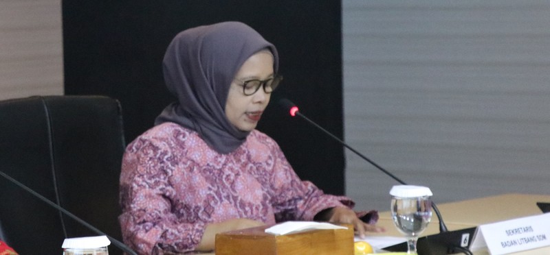 Sekretaris Badan Litbang SDM, Haryati menyampaikan laporan serah terima BPRTIK