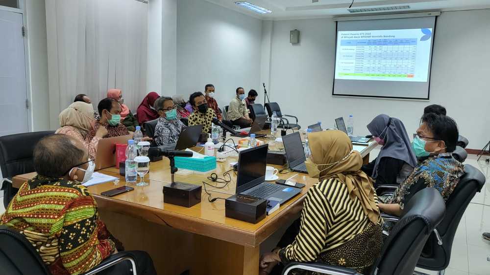 Gambar: Rapat dengan seluruh staff Kominfo Bandung