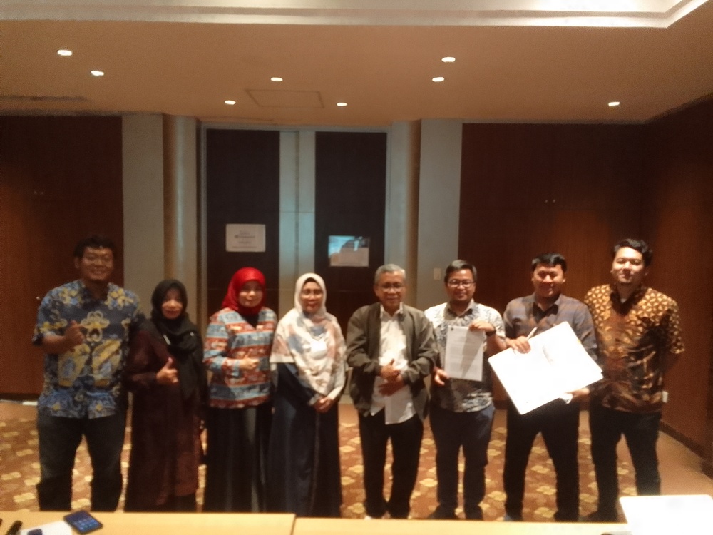 Gambar: Dari Kiri ke Kanan : Arif Suryanto Putro, ST. (Ka. Sub Pokja TSA), Ibu Zaitun Zakaria (Ketua ASMAMI), Ibu Dr. Faiza Rini, M.Kom, (Ketua APTIKOM Jambi), Ibu Ir. Hilda Porawati, MT. (Direktur Poltek Jambi), Bapak Ir. Hedi M. Idris, M.Sc., Ph.D.(Ka. Pusbang Proserti), Zufrial Aristama, S.I.P, M.P.A., Tanto, ST. M.Kom. (PIC. Poltek Jambi), Dimas Anindtyo (Koordinator Keuangan Ses. Balitbang SDM Kominfo