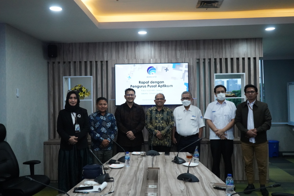 Gambar: Foto bersama Kabadan Balitbang SDM Kominfo dan APTIKOM