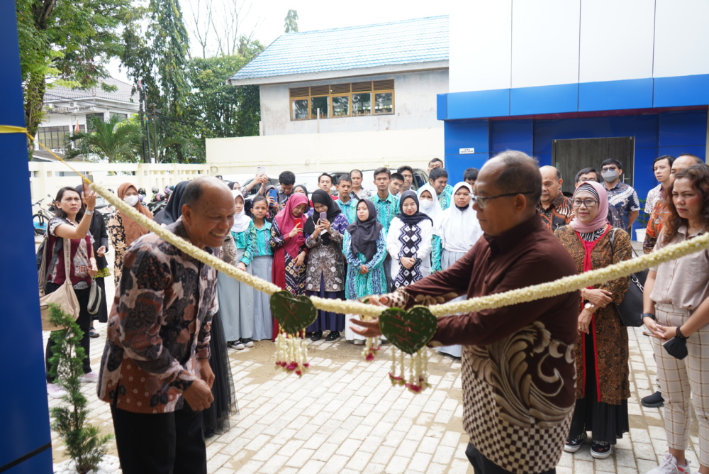 Gambar: Pemotongan Pita Oleh Kabadan Litbang SDM disaksikan masyarakat dan tamu undangan, serta pegawai dari BPSDMP Banjarmasin