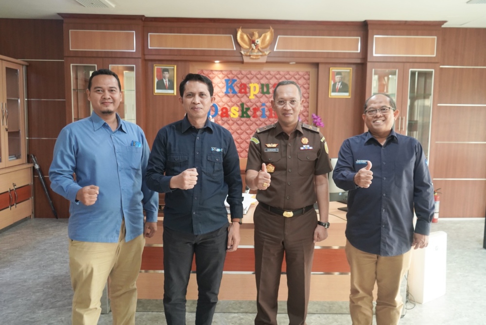 Gambar: Foto Bersama KaBadan Balitbang SDM Kominfo, Plt Kepala Pusdiklat beserta tim dan Kapusdaskrimti Kejaksaan Agung RI