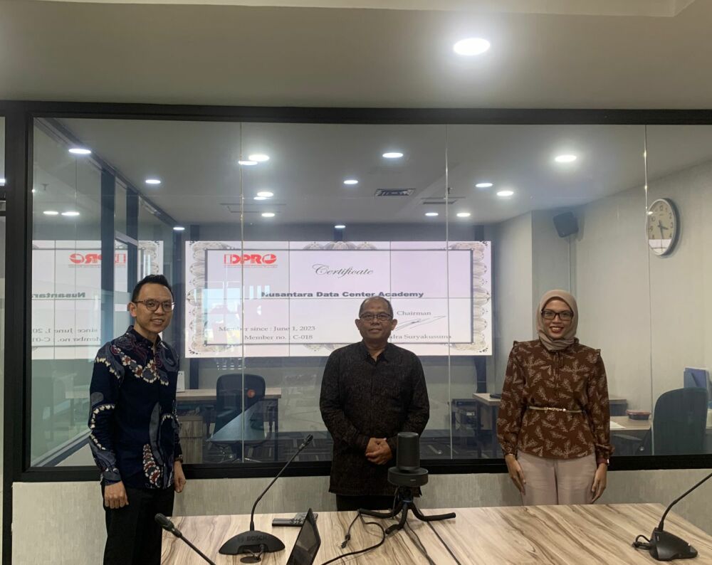 Gambar: Foto Bersama Kepala Badan dan Tim Nusantara Data Center Academy