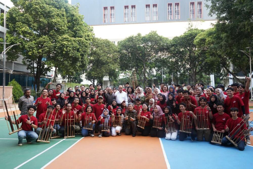 Gambar: Foto Kepala Badan Pengembangan SDM Kominfo Bersama Menteri Kominfo dan Peserta Pemecahan Rekor Dunia Permainan Angklung dari STMM