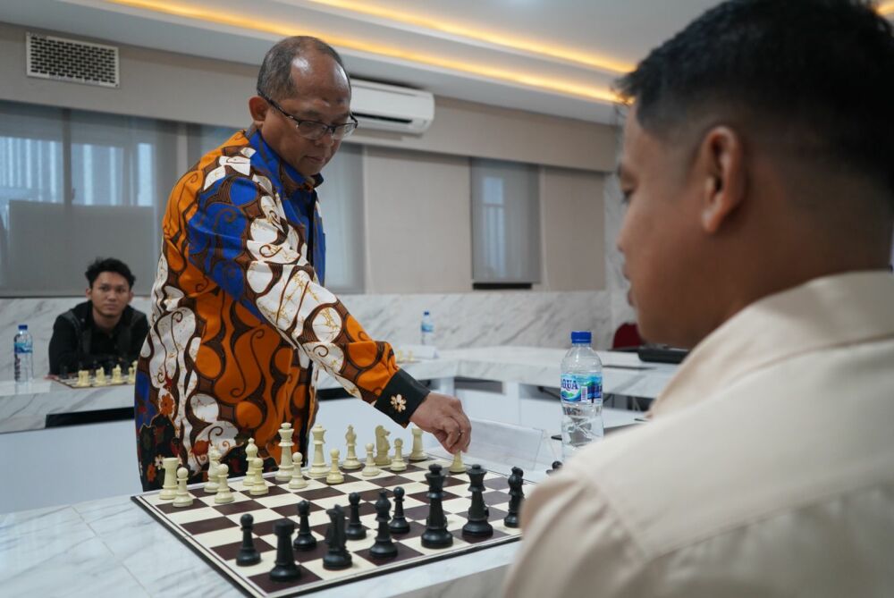 Gambar: Foto Kepala Badan Pengembangan SDM Kominfo Pada Perlombaan Catur Dalam Rangkaian Karnaval Kominfo 2023