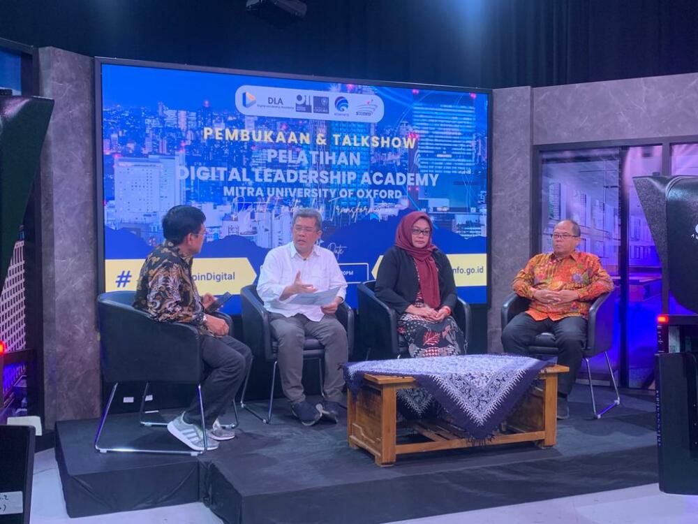 Gambar: Foto Kepala Badan Pengembangan SDM Kominfo pada Talkshow Pembukaan Pelatihan Digital Leadrship Academy Mitra University of Oxford Skema Digital Leadership Indonesia Maju