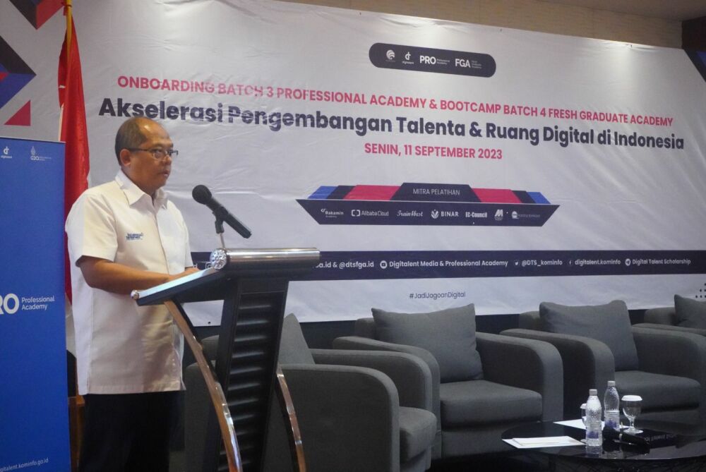 Gambar: Foto Kepala Badan Pengembangan SDM Kominfo Pada Pembukaan Pelatihan Professional Academy Batch 3 serta Bootcamp FGA Batch 4 Tahun 2023