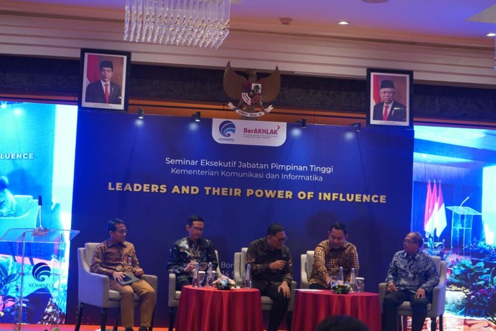 Gambar: Foto Kepala Badan Pengembangan SDM Kominfo Pada Seminar Jabatan Pimpinan Tinggi Kementerian Komunikasi dan Informatika dengan Tema Leaders and Their Power of Influence 