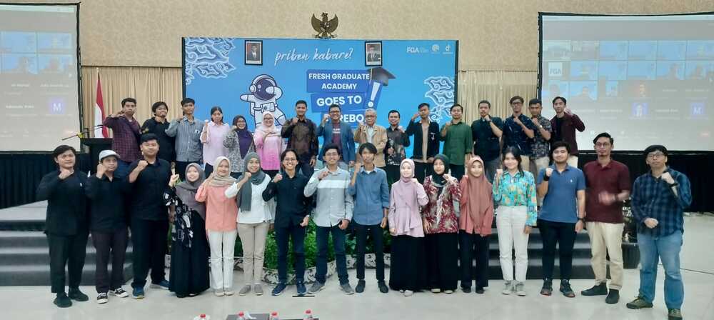 Gambar: Foto bersama Kepala Pusat Pengembangan Profesi dan Sertifikasi, Hedi M. Idris, dan Ketua Tim FGA, dengan peserta Sosialisasi dan Daftar Bareng FGA