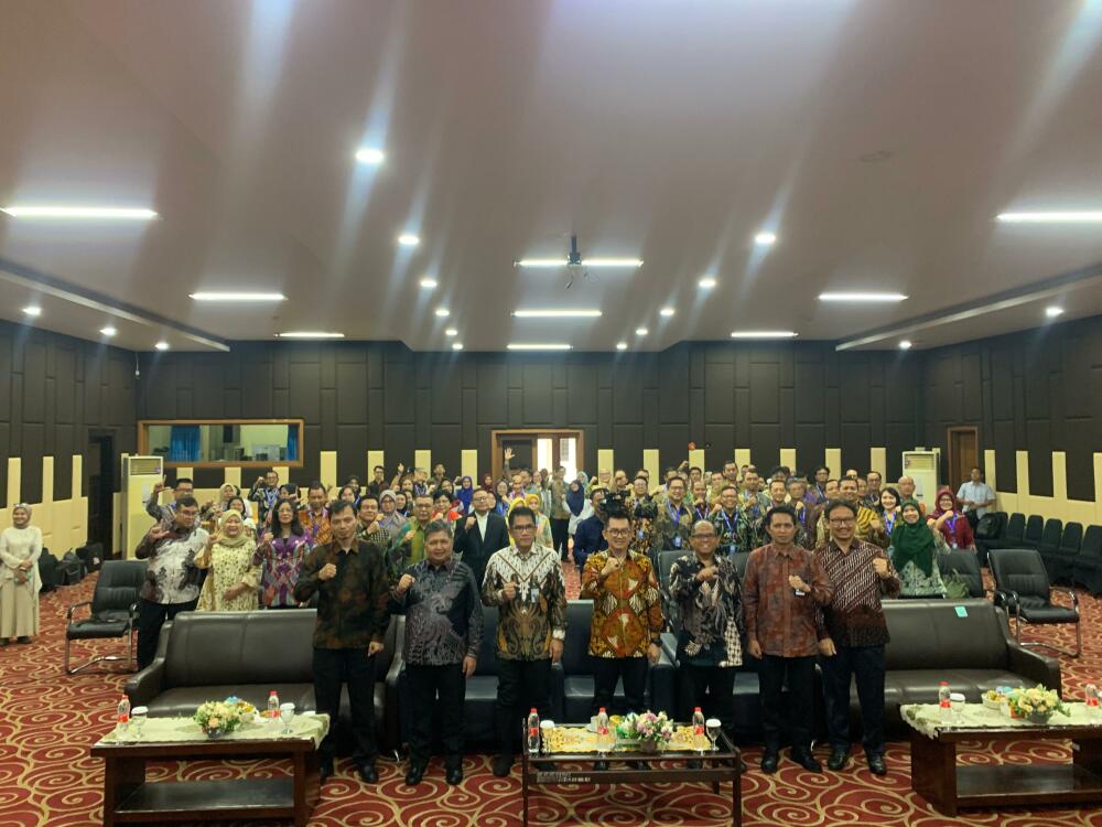 Gambar: Foto Bersama Pembukaan Pelatihan Kepemimpinan Nasional Tingkat II Angkatan XVIII Tahun 2024 di Pusdiklat Kementerian Kominfo 