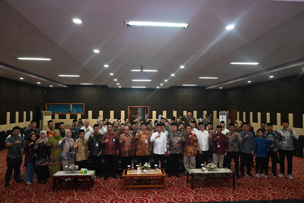 Gambar: Foto Kegiatan Jakarta (26/07/2024) Bertempat di Gedung Pusdiklat Kementerian Komunikasi dan Informatika (Kominfo), Kebon Jeruk, Jakarta Selatan, Pelatihan DLA dengan tema Transformasi Digital di Lingkungan Nahdlatul Ulama  NU DIGDAYA (Digitalisasi Data dan Pelayanan) secara resmi ditutup oleh Staf Ahli Menteri Bidang Sosial, Ekonomi dan Budaya, Bapak Wijaya Kusumawardhana pada Jumat, 26 Juli 2024. Hadir pada kegiatan tersebut Kepala BPSDM Kominfo, Kemenkominfo Bapak Hary Budiarto, Wakil Ketua Umum PBNU, Bapak Amin Said Husni, Kepala Pusat Pendidikan dan Pelatihan Kemkominfo, Bapak Baso Saleh beserta Tim DLA dan Civitas Pusdiklat. Bapak Baso Saleh pada laporannya menyampaikan bahwa pelatihan yang dilaksanakan dari tanggal 22-26 Juli tersebut telah diselesaikan oleh 51 orang peserta dengan seluruhnya dinyatakan lulus. Tingkat kelulusan 100% tersebut menunjukkan efektivitas pelatihan ini dalam meningkatkan kualitas kepemimpinan digital di lingkungan Nahdlatul Ulama. Output dari pelatihan ini adalah peserta DLA Nahdlatul Ulama menyusun rencana aksi dengan didampingi oleh pendamping dari Lembaga Administrasi Negara (LAN RI), sedangkan pendampingan substansi oleh JPT Pratama dan Widyaiswara Ahli Utama Kementerian Kominfo dan pengurus Nahdlatul Ulama. Nantinya setiap Rencana Aksi dipresentasikan dan dinilai oleh penguji substansi dan metodologi pada Seminar Rencana Aksi. Adapun berikut judul 5 rencana aksi yang dihasilkan peserta: No	Kelompok	Judul Rencana Aksi 1.	Kelompok 1	Transformasi Organisasi: Strategi Integrasi Data Kepengurusan Nahdlatul Ulama Menyongsong Abad Ke-2 2.	Kelompok 2	Integrasi dan Digitalisasi Data Pendidikan Nahdlatul Ulama 3.	Kelompok 3	Jalan NU Menuju Pemberdayaan Sosial dan Ekonomi 4.	Kelompok 4	Digitalisasi Media dan Publikasi melalui Penguatan Media Center 5.	Kelompok 5	Strategi Dakwah Semesta Nahdlatul Ulama di Era Transformasi Digital  Pada sesi tersebut juga diumukan rencana aksi terbaik yaitu terbaik satu diperoleh kelompok 5, terbaik dua diperoleh kelompok 2, dan terbaik tiga diperoleh Kelompok 4. Wakil Ketua PBNU bpk Kyai Amin Said menyampaikan ucapan terima kasih pada BPSDM yg telah memberikan pelatihan digital leadership pada pengurus NU dari berbagai wilayah Indonesia.  Pada tgl 1 agustus ini, PBNU akan meluncurkan platform Digdaya yg digunakan untuk data dan layanan diklangan NU, dan sebagai langkah awal dimulai transformasi digital di kalangan NU seluruh Indonesia. Selanjutnya kegiatan ditutup oleh Bapak Wijaya yang pada sambutannya mengucapankan selamat atas keberhasilan para peserta menyelesaikan program Digital Leadership Academy (DLA) sebagai wujud literasi digital dalam mendorong upaya percepatan transformasi digital. Beliau menjelaskan bahwa kegiatan ini diharapkan dapat memberikan pengayaan wawasan tentang Peta Jalan Transformasi Digital Nahdlatul Ulama, Penguatan Media untuk PBNU  dan Keamanan Siber sesuai dengan kebutuhan dan prioritas dari Nahdatul Ulama. Harapannya rencana aksi yang telah disusun dapat diimplementasikan baik di tahap jangka pendek, menengah maupun panjang.  Kepala Badan berharap Pusdiklat terus melakukan monitoring untuk melihat progres dari proses implementasi rencana aksi tersebut. Karena target dari program pengembangan kompetensi SDM Digital ini bukan hanya terlaksanannya Pelatihan tetapi juga dampak yang dihasilkan dari Pelatihan yang dilaksanakan kepada kinerja dan pelayanan publik yang dirasakan oleh stakeholder masyarakat.  