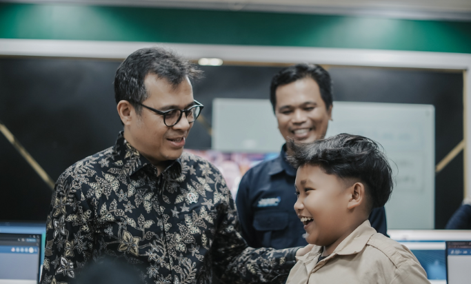 Gambar: Wamen Nezar meninjau pelatihan Koding Visual untuk Anak di BPSDMP Kominfo Yogyakarta