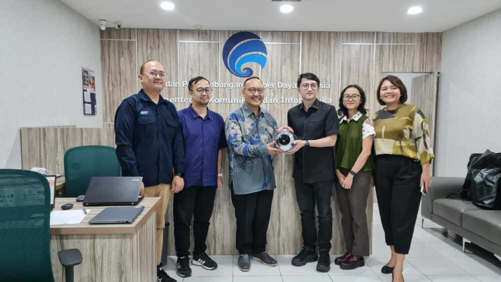 Gambar: Kepala BPSDM Komdigi dengan Tools for Humanity