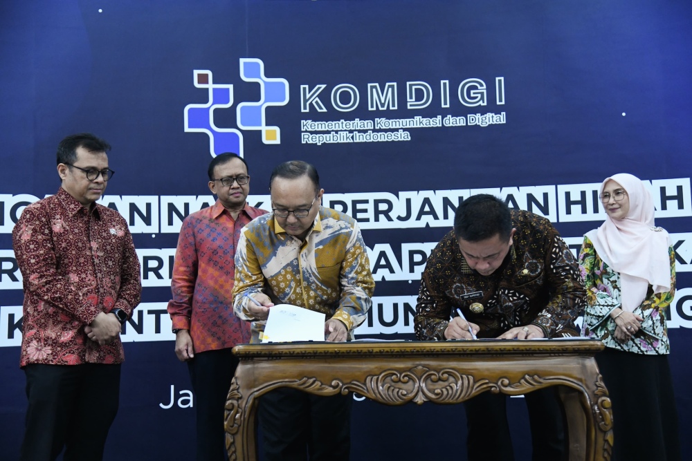 Gambar: Penandatangan Penyerahan Hibah Tanah
