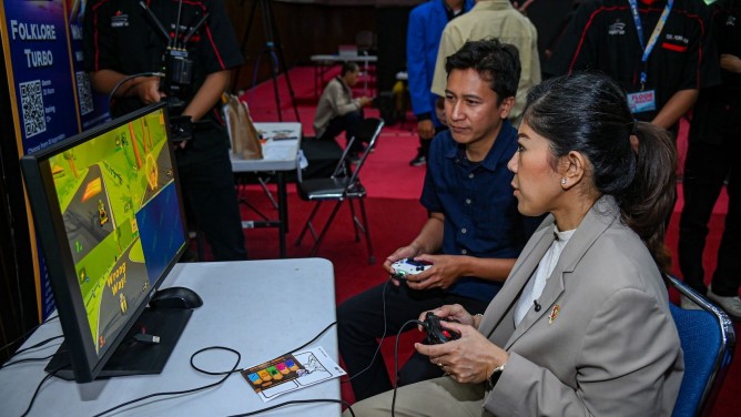 Meutya Hafid menjajal gim karya mahasiswa STMM. Foto: Biro Humas Komdigi.