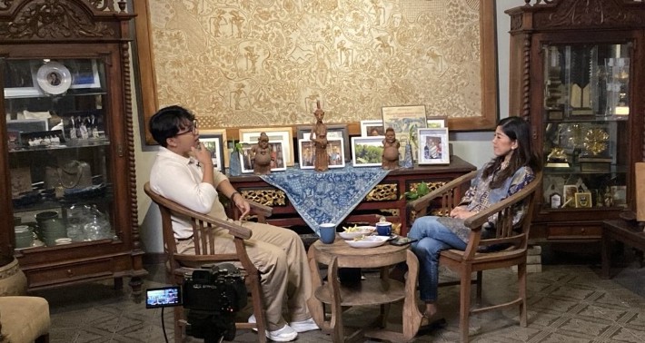 Adhistya berbincang langsung dengan Meutya Hafid. Foto: Humas STMM.