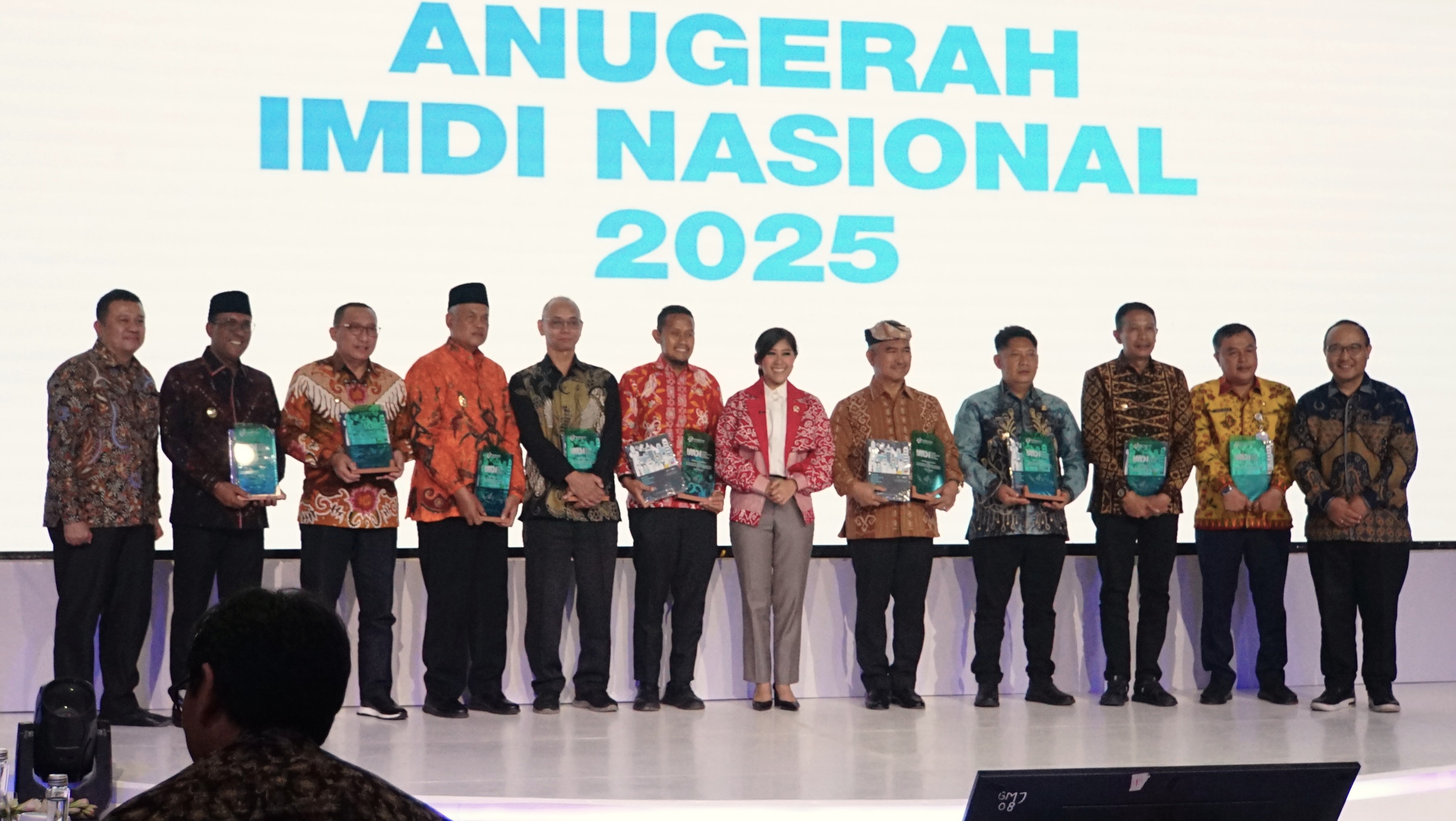 Sembilan Pemerintah Kabupaten/Kota peraih nilai tertinggi IMDI 2025 dari wilayah Indonesia barat, tengah, dan timur. Foto: Humas BPSDM Komdigi.