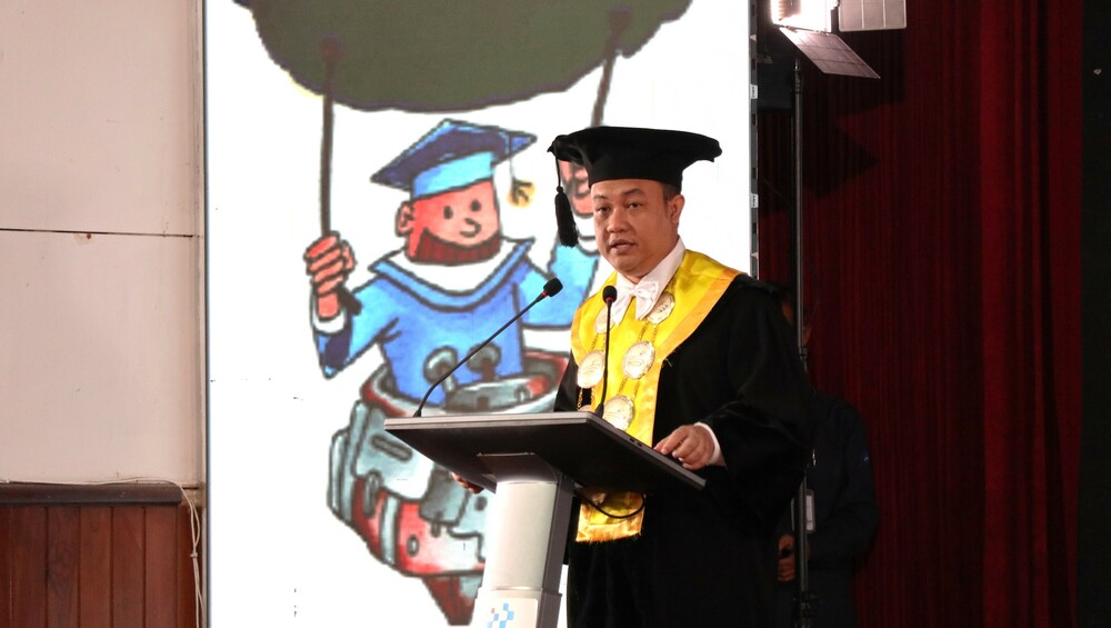 Gambar: Agung Harimurti lepas 250 wisudawan/wisudawati STMM. Foto: Humas STMM.