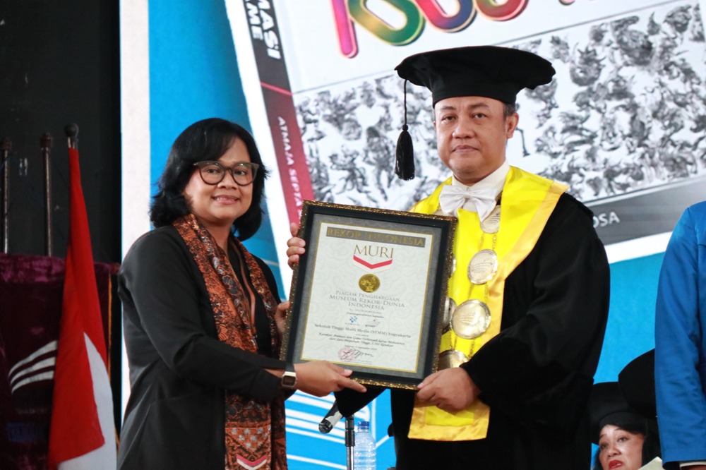 Gambar: Ketua STMM, Agung Harimurti menerima piagam rekor dari MURI