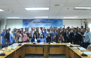 Foto bersama Ka. Badan Litbang SDM, Basuki Yusuf Iskandar (Berdiri di tengah berkemeja biru, dan Ka. Pusbang Litprof SDM Informatika Hedi M. Idris (Berdiri ke-dua sebelah kanan Basuki Yusuf Iskandar berbaju biru) beserta peserta Konvensi Penyusunan Rancangan SKKNI Bidang Keahlian Telekomunikasi Sub. Bidang Penggelaran Jaringan Seluler.