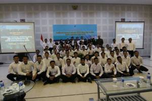 Foto bersama Kepala Pusbang Litprof SDM Informatika, Dr. Ir. Hedi M. Idris bersama pejabat Dinas KOMINFO Kota Pekalongan, dan peserta Sertifikasi SKKNI bidang Informatika Angkatan Kerja Muda Kota Pekalongan dan Sekitarnya.