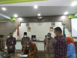 Proses Penandatanganan Nota Kesepatakatan oleh Kepala Badan Litbang Kementerian Kominfo, DR. Eng. Hary Budiarto, M.Kom, IPM.