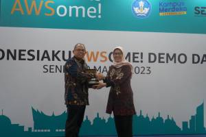 Kepala Badan Litbang SDM Kemenkominfo Hary Budiarto menerima Penghargaan dari AWS dan Kemendikbudristek dalam Mewujudkan Transformasi Digital Indonesia
