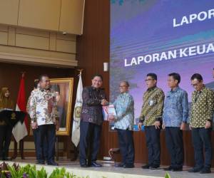 Foto Kepala Badan Pada Acara Penyerahan Laporan Hasil Pemeriksaan (LHP) atas laporan keuangan Kementerian/Lembaga Tahun 2022 oleh BPK RI 