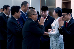 Foto Kepala Badan Litbang SDM Kominfo memberi selamat kepada Menteri dan Wakil Menteri Komunikasi dan Informatika