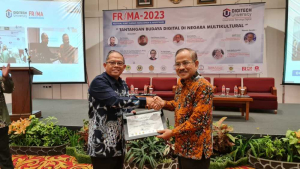 Foto Kepala Badan Pada Kegiatan Seminar Nasional Festival Riset Ilmiah Manajemen dan Akuntansi (FRIMA) Tahun 2023 Guna Menghadapi Tantangan Budaya Digital Di Negara Multikultural