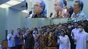 Foto bersama, pejabat tinggi dilingkungan Badan Pengembangan SDM, Kementerian Kominfo dengan, peserta pelatihan, dan tim Instruktur pelatihan, di ruang Join Lecture, STMM, (Senin, 4 September 2023) Foto Atas  (Kiri-Kanan): Kepala BPSDM: Dr. Ir. Hary Budiarto, M.Kom., Kepala Pusbang Proserti, Ir. Hedi M. Idris, M.Sc., Ph.D., Ketua STMM, Ir. Noor Iza, M.Sc.