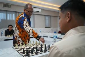 Foto Kepala Badan Pengembangan SDM Kominfo Pada Perlombaan Catur Dalam Rangkaian Karnaval Kominfo 2023