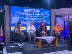 Foto Kepala Badan Pengembangan SDM Kominfo pada Talkshow Pembukaan Pelatihan Digital Leadrship Academy Mitra University of Oxford Skema Digital Leadership Indonesia Maju