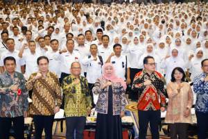 Foto Kepala Badan Pengembangan SDM Kominfo dan Gubernur Jatim pada Penandatangan MoU Kepala Badan Pengembangan SDM Kominfo bersama Gubernur Jawa Timur