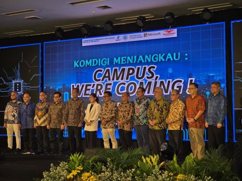 Foto bersama Para Stakeholder pada Kegiatan Komdigi Menjangkau: Campus, We''re Coming AI, Day: Job Fair and IT Education Fair