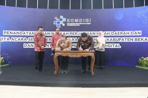 PENANDATANGANAN NASKAH PERJANJIAN HIBAH DAERAH DAN BERITA ACARA SERAH TERIMA ANTARA PEMERINTAH KABUPATEN BEKASI DAN KEMENTERIAN KOMUNIKASI DAN DIGITAL