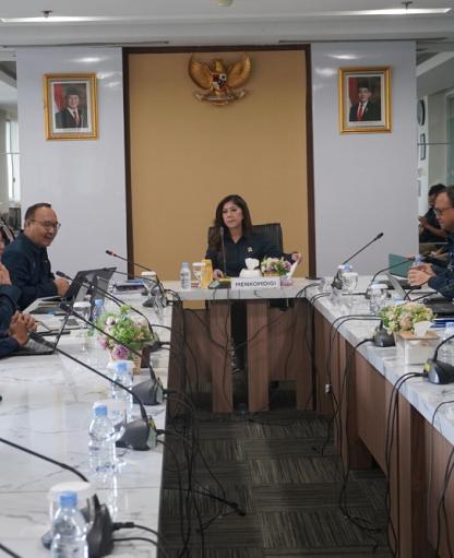 Headline: Koordinasi Awal Tahun, Meutya Minta BPSDM Komdigi Percepat Program 2026 dan Perkuat Kolaborasi Li...