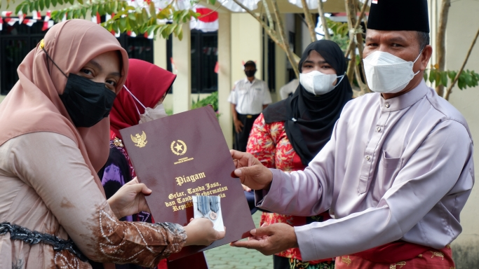 Gambar: Penyerahan Satyalancana Karya Satya