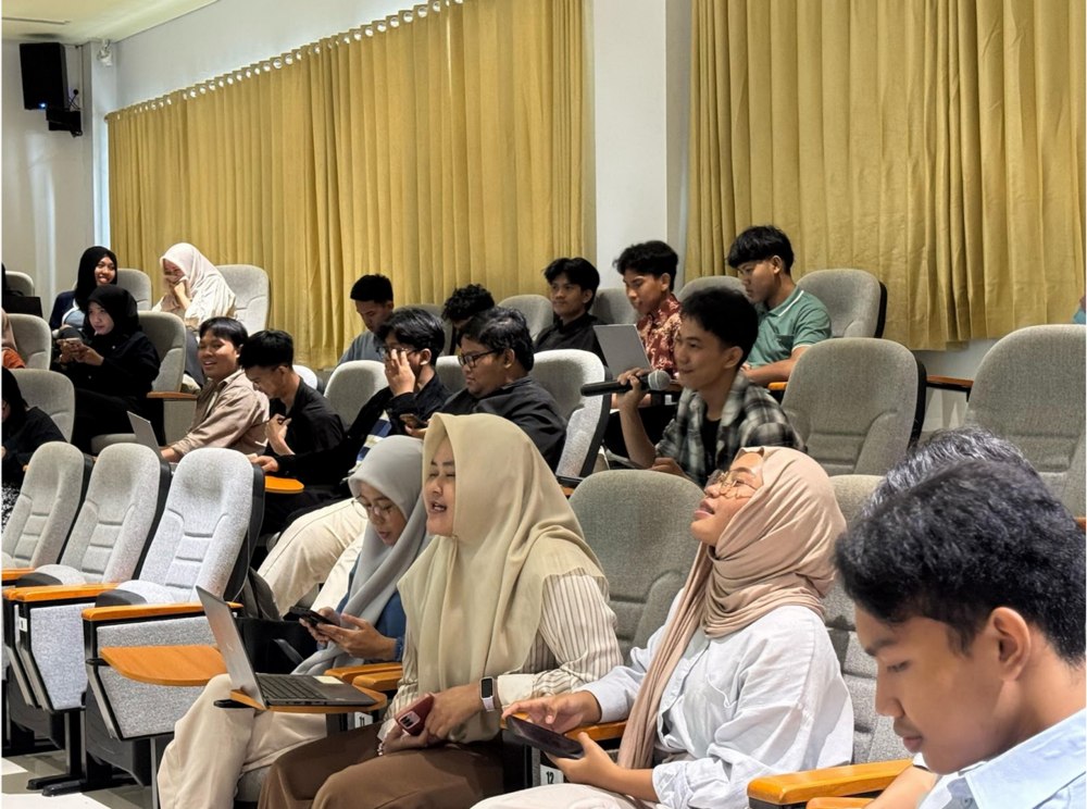 Gambar: Mahasiswa FEB ULM dalam Pelatiihan Pemanfaatan AI untuk Pemasaran Digital