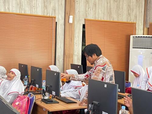 Plt. BPSDMP Kominfo Banjarmasin melakukan monitoring tugas praktik siswa SDN Telaga Biru 1 di Kantor BPSDMP Kominfo Banjarmasin
